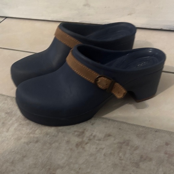 CROCS Woman’s Navy and Tan Slippers - Picture 5 of 5